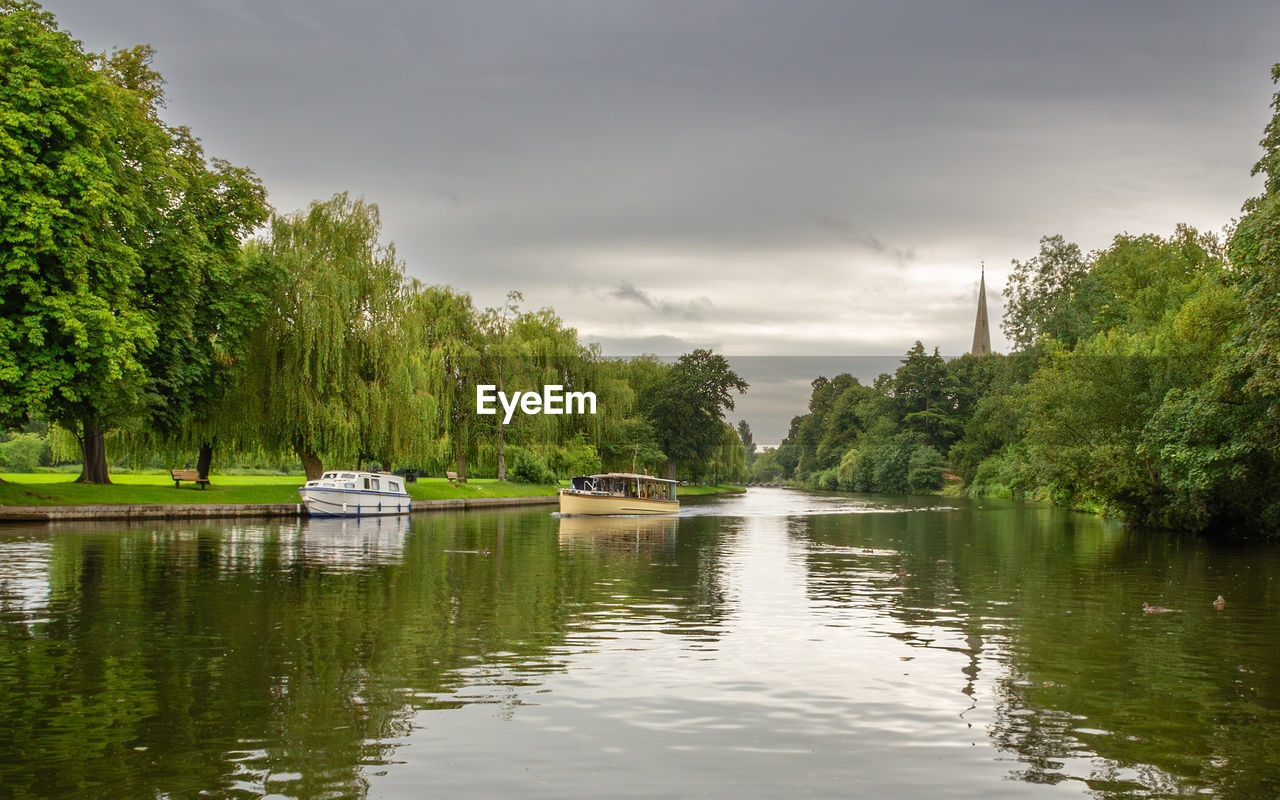 Idyllic scenic view down the river avon, with boats on the bank.