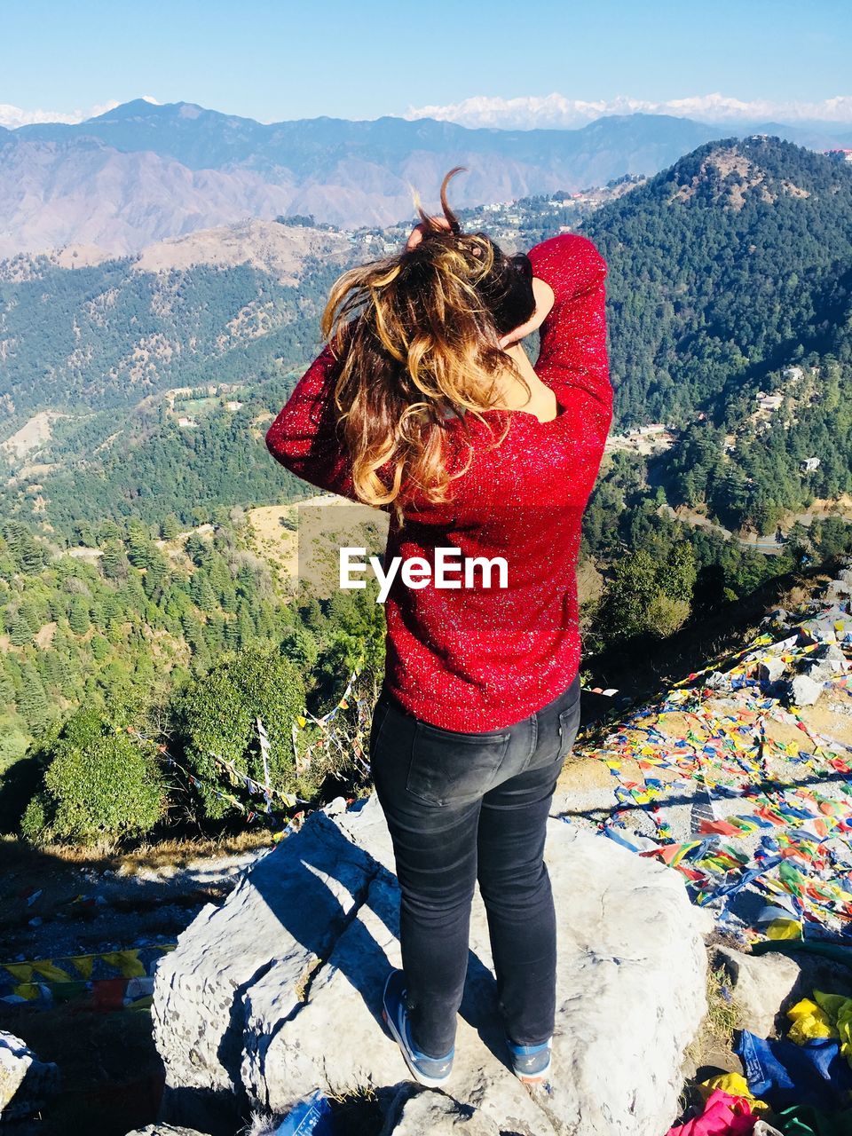 REAR VIEW OF WOMAN STANDING ON LANDSCAPE AGAINST MOUNTAINS