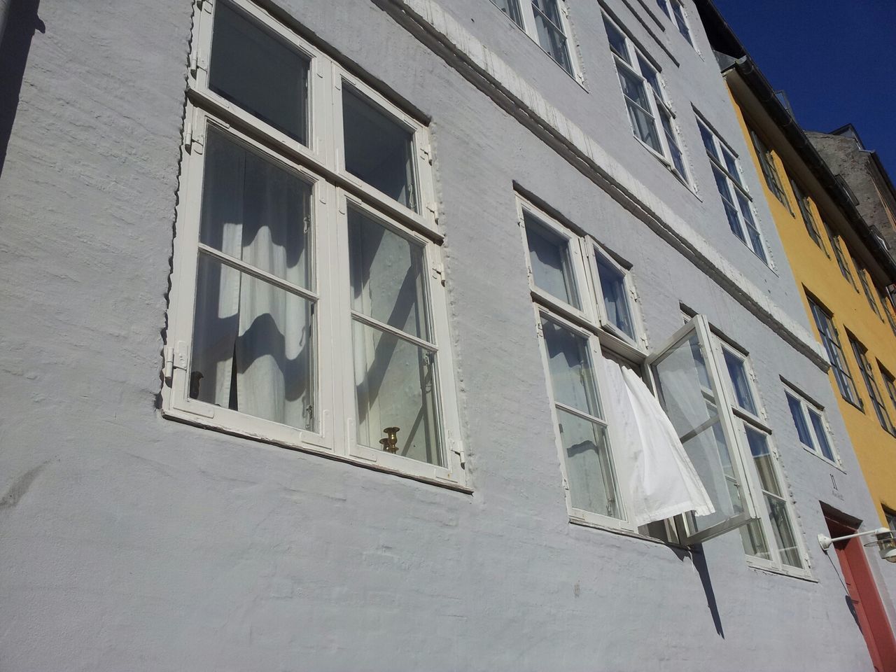 LOW ANGLE VIEW OF BUILDINGS IN CITY