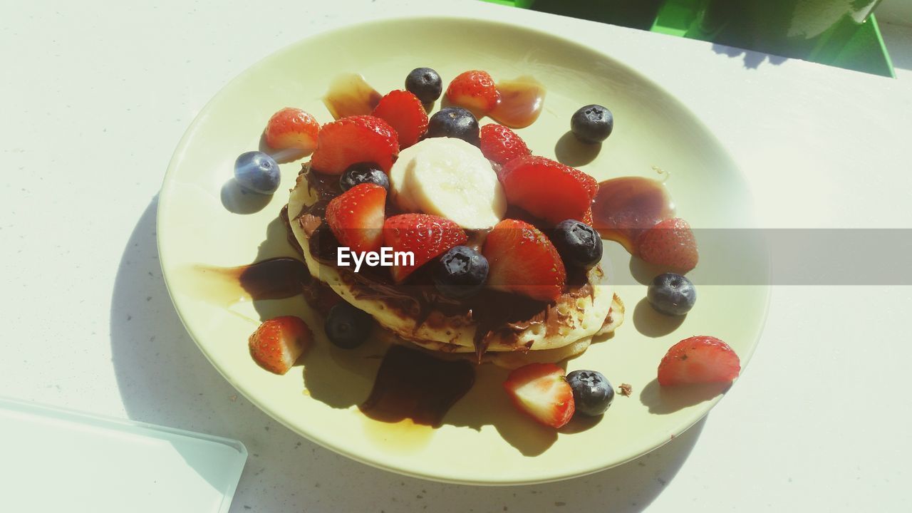 HIGH ANGLE VIEW OF CAKE IN PLATE