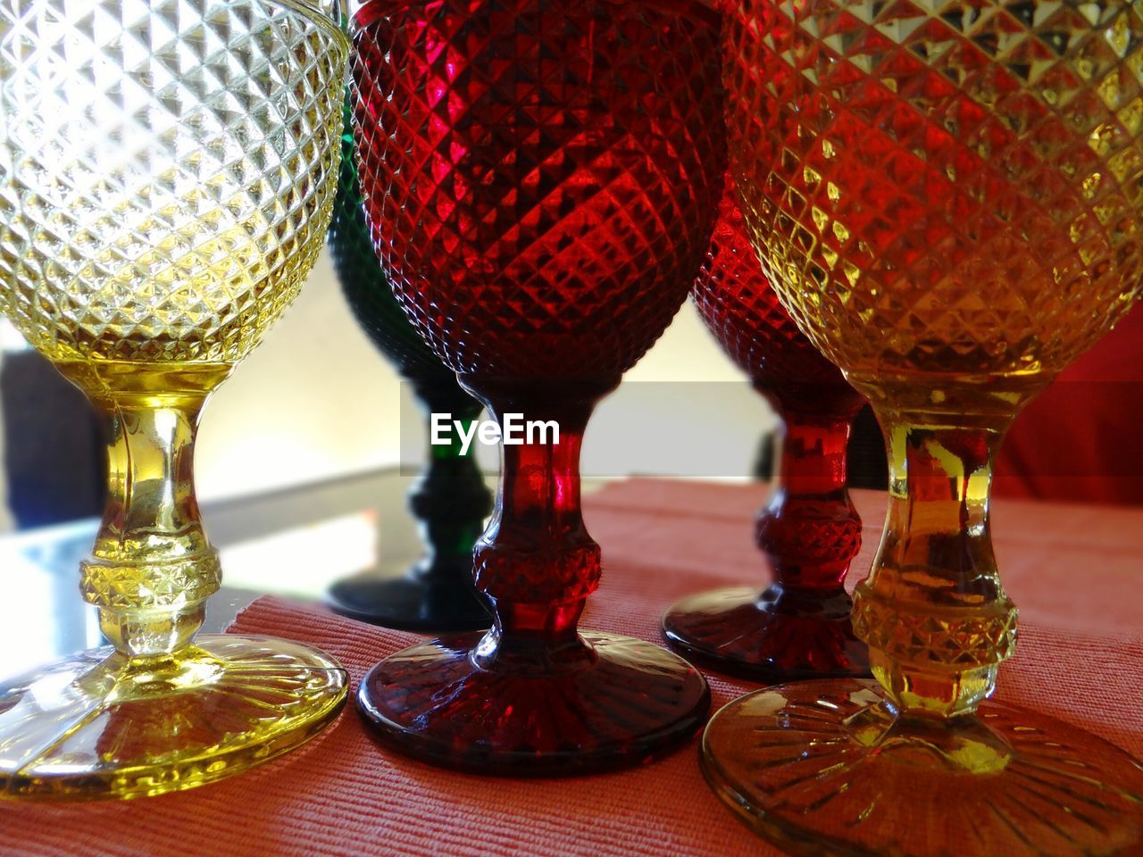 CLOSE-UP OF BEER IN GLASS