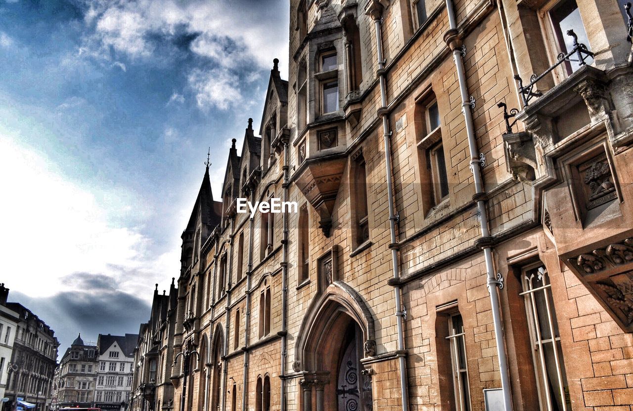 LOW ANGLE VIEW OF BUILDINGS AGAINST SKY