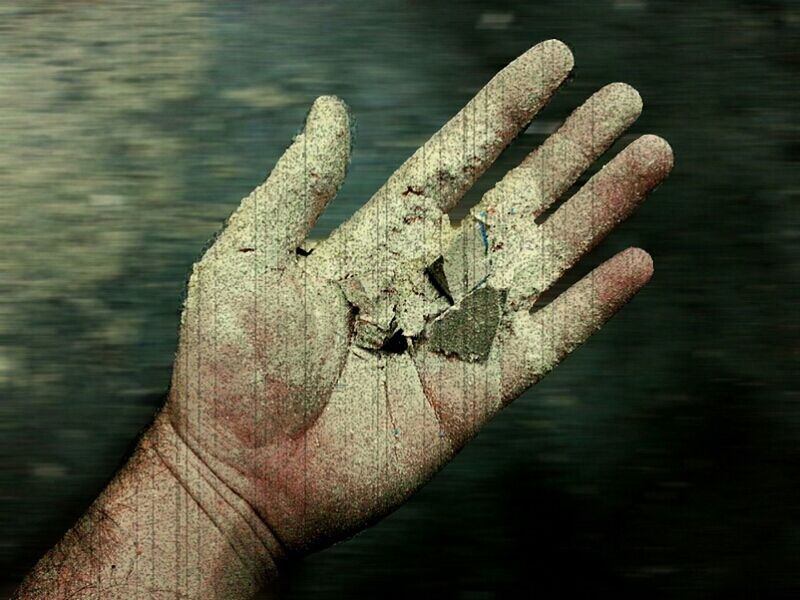 CROPPED IMAGE OF HAND