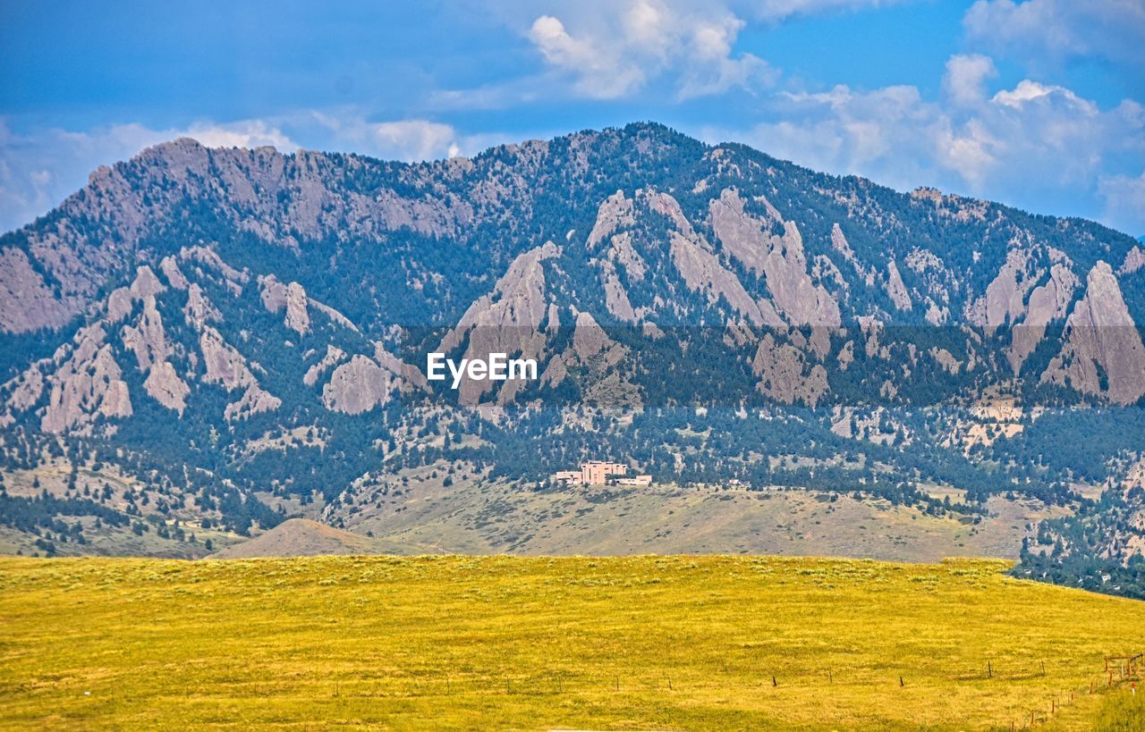 SCENIC VIEW OF FIELD AGAINST MOUNTAINS