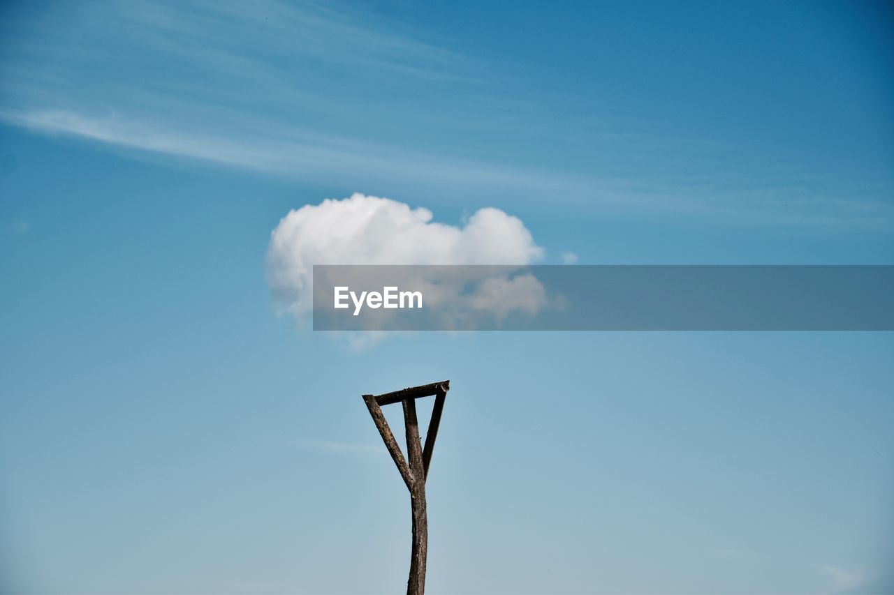 LOW ANGLE VIEW OF METAL POLE AGAINST SKY