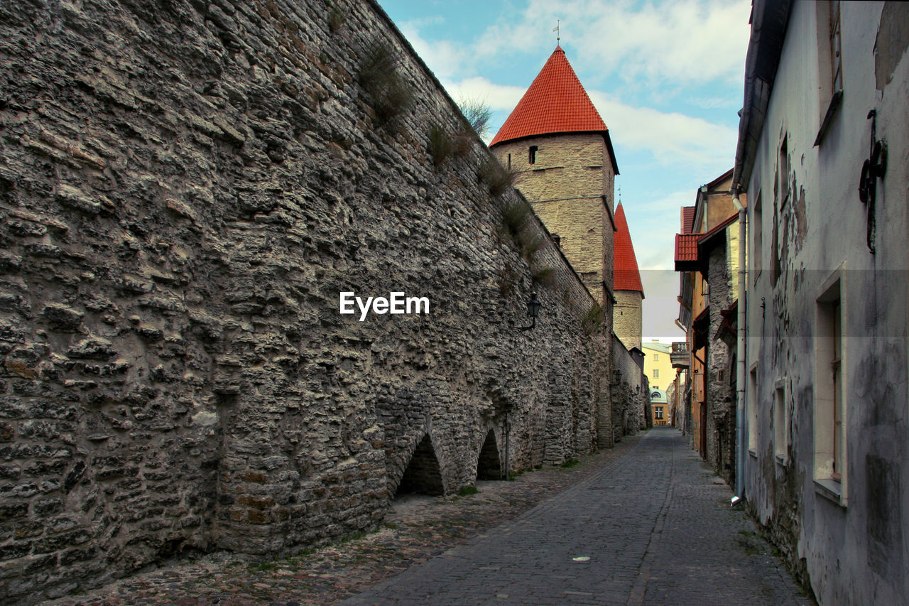 NARROW STREET BETWEEN BUILDINGS