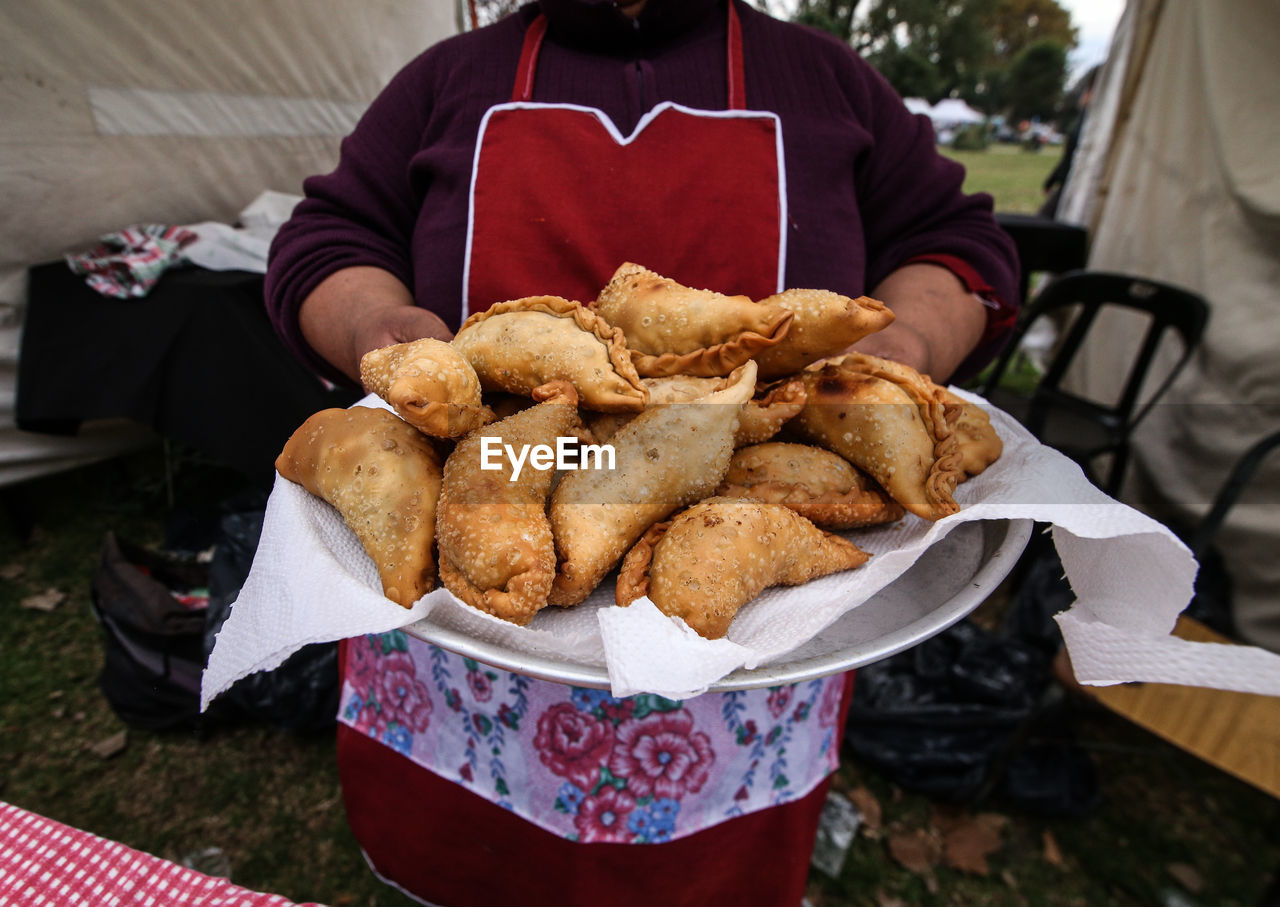 MIDSECTION OF MAN HOLDING BREAD