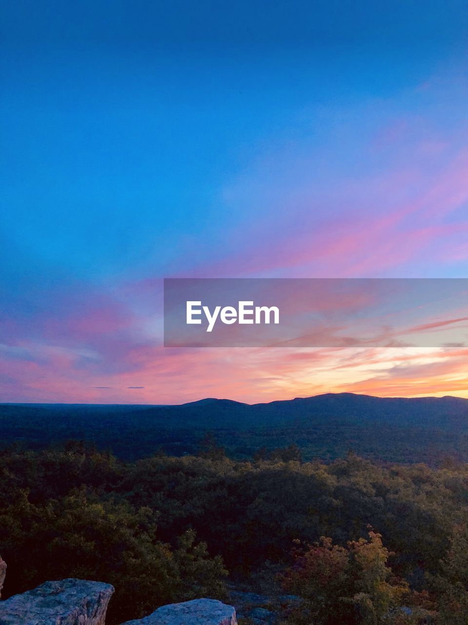 SCENIC VIEW OF MOUNTAINS AGAINST SKY AT SUNSET