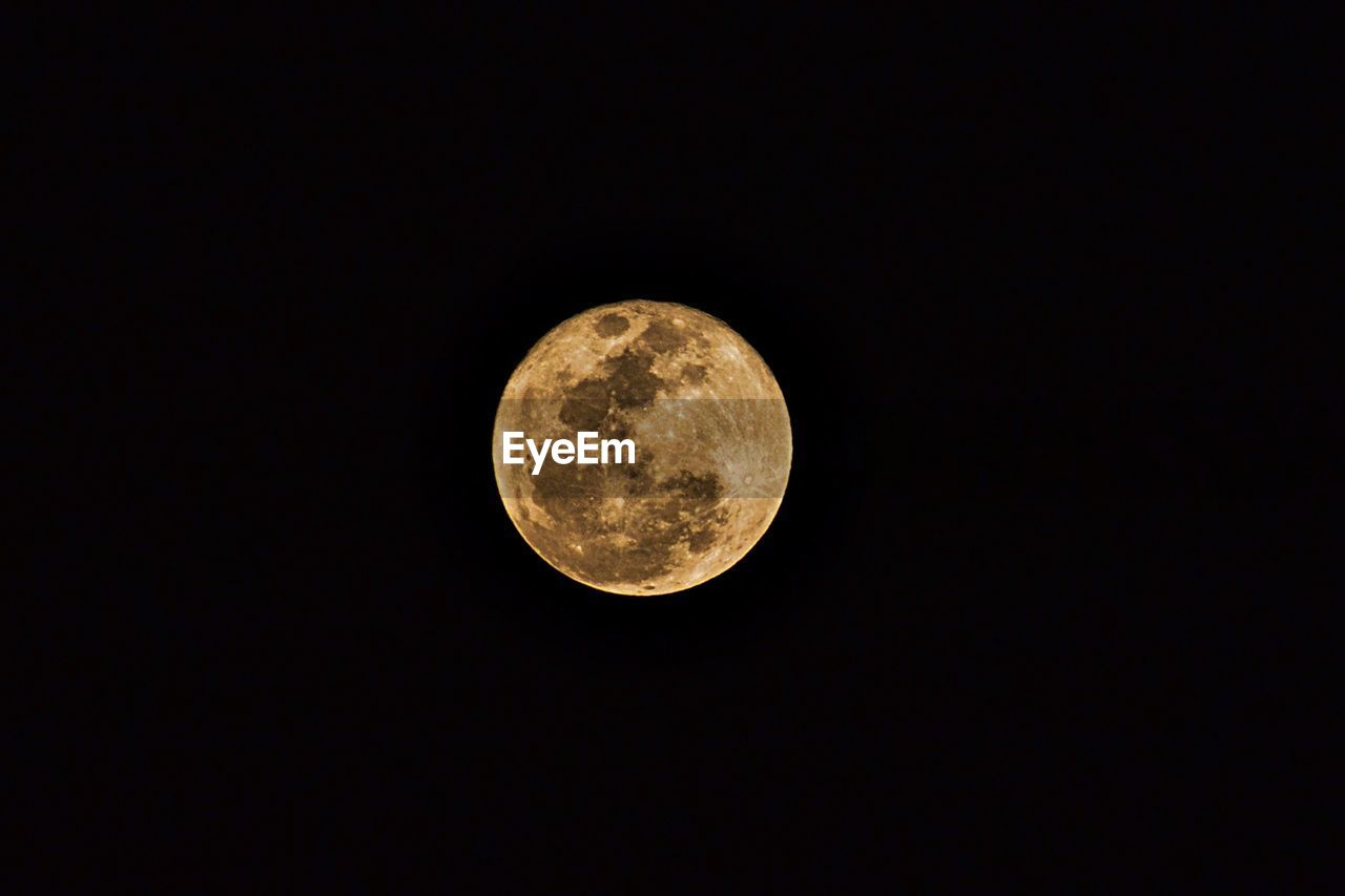 LOW ANGLE VIEW OF FULL MOON AGAINST CLEAR SKY