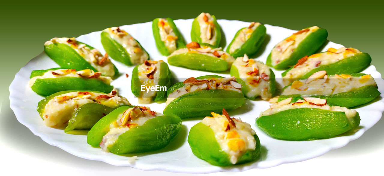 HIGH ANGLE VIEW OF FRUIT IN PLATE