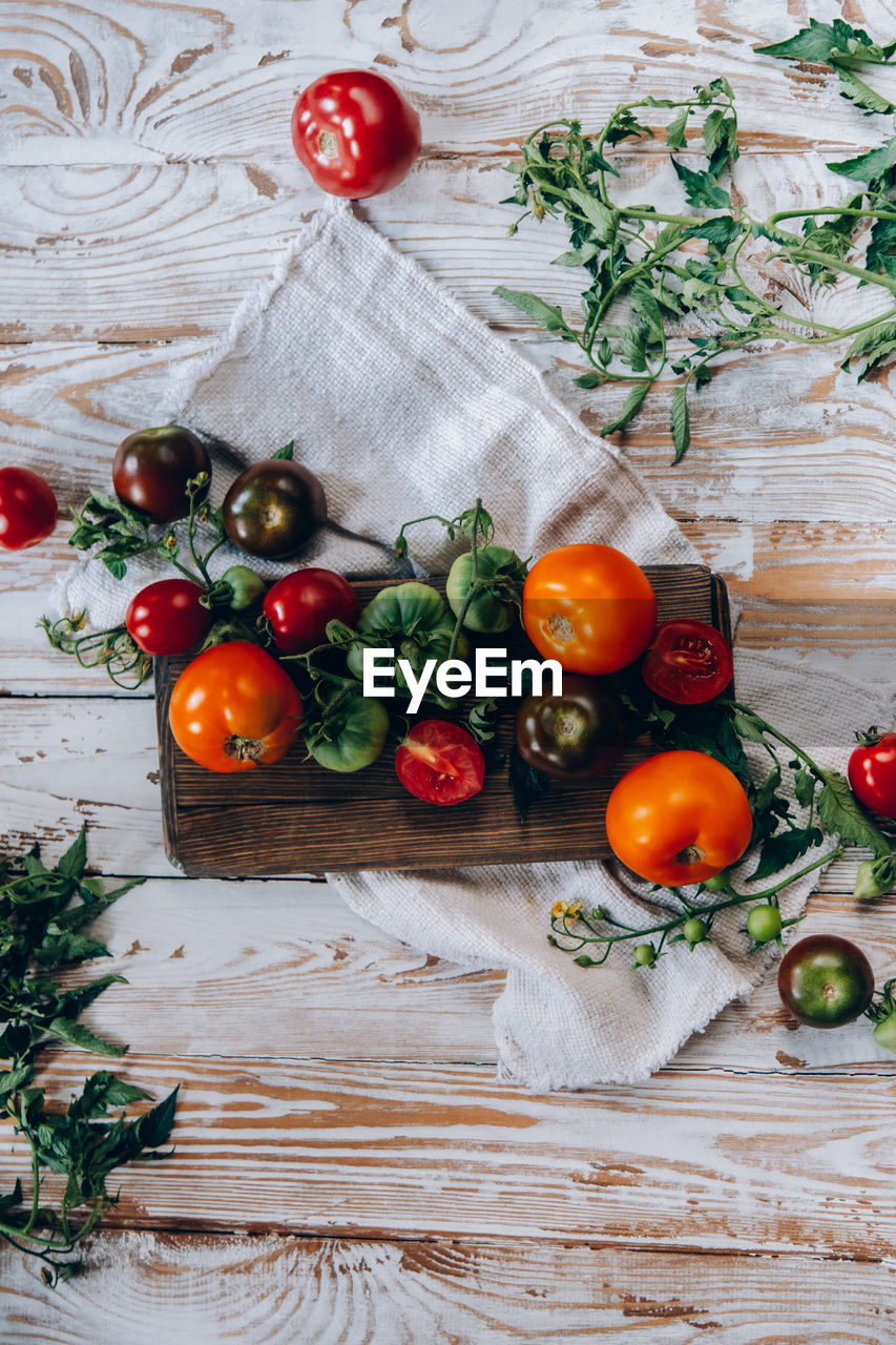 HIGH ANGLE VIEW OF FRUITS ON CUTTING BOARD