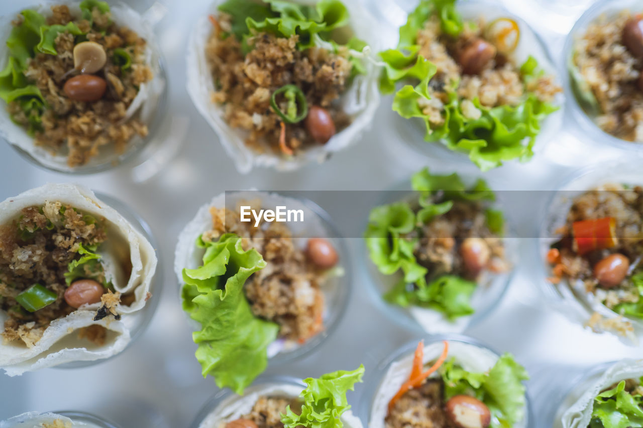 HIGH ANGLE VIEW OF SALAD IN PLATE ON TABLE