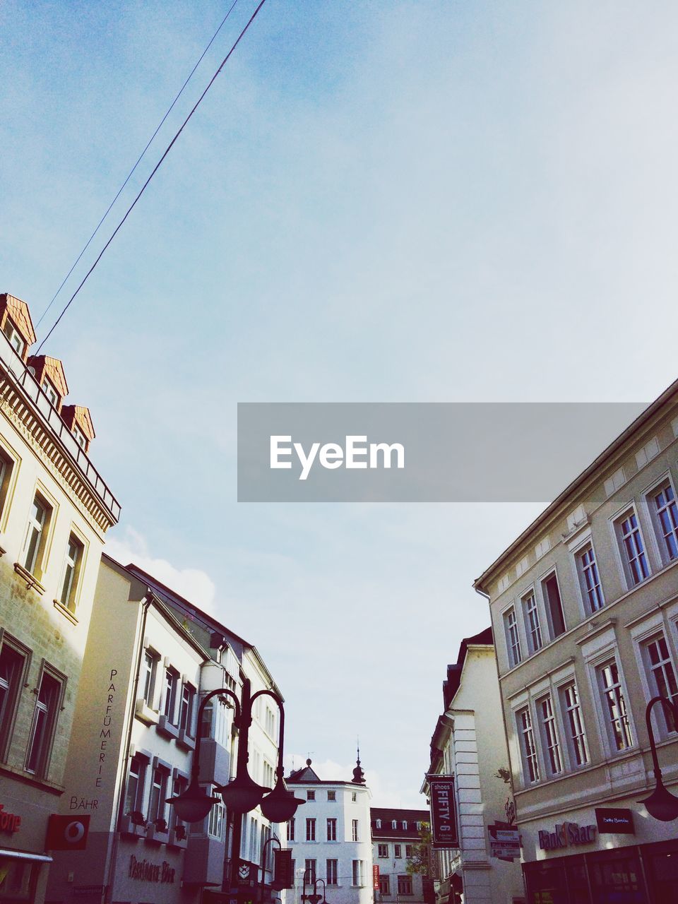 LOW ANGLE VIEW OF BUILDINGS AGAINST SKY