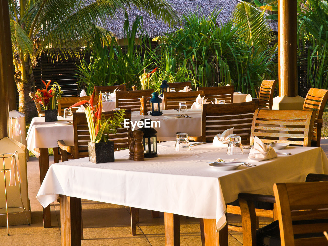 EMPTY CHAIRS AND TABLES AT GARDEN