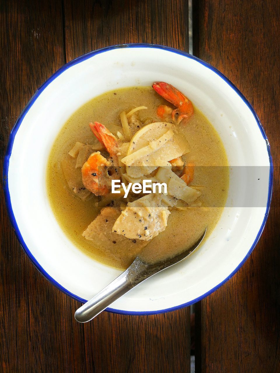 HIGH ANGLE VIEW OF SOUP IN BOWL