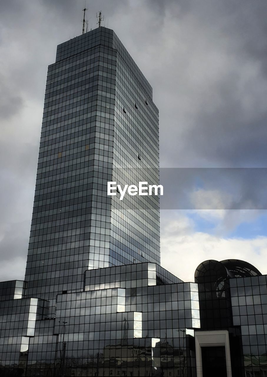 LOW ANGLE VIEW OF BUILDINGS AGAINST SKY