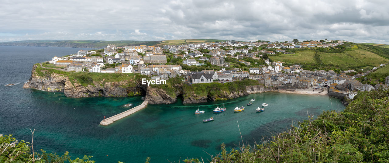 Panoramic photo of the idyllic cornish fishing village of port isaac