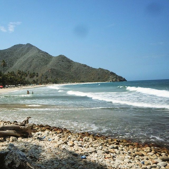 SCENIC VIEW OF SEA AND MOUNTAIN AGAINST SKY