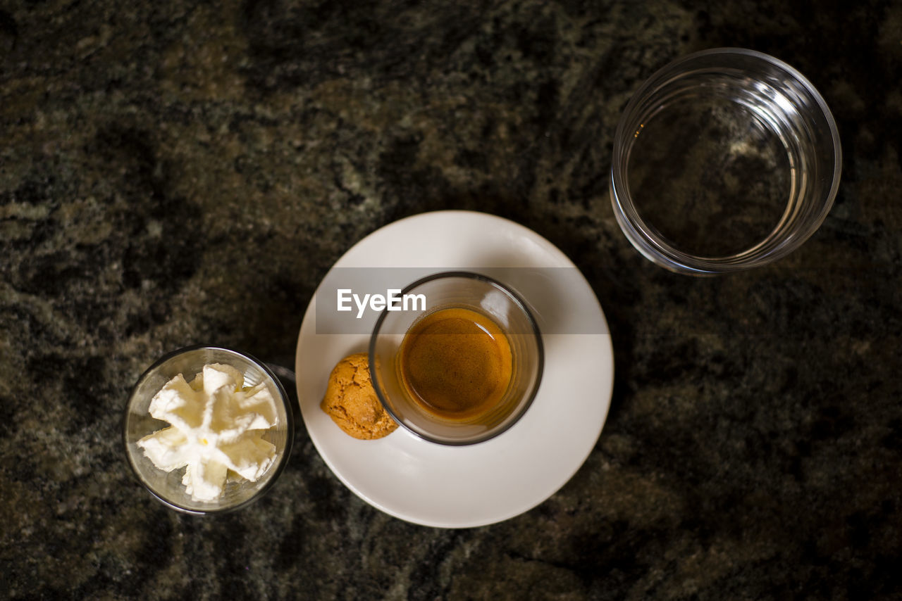 HIGH ANGLE VIEW OF COFFEE CUP AND TABLE