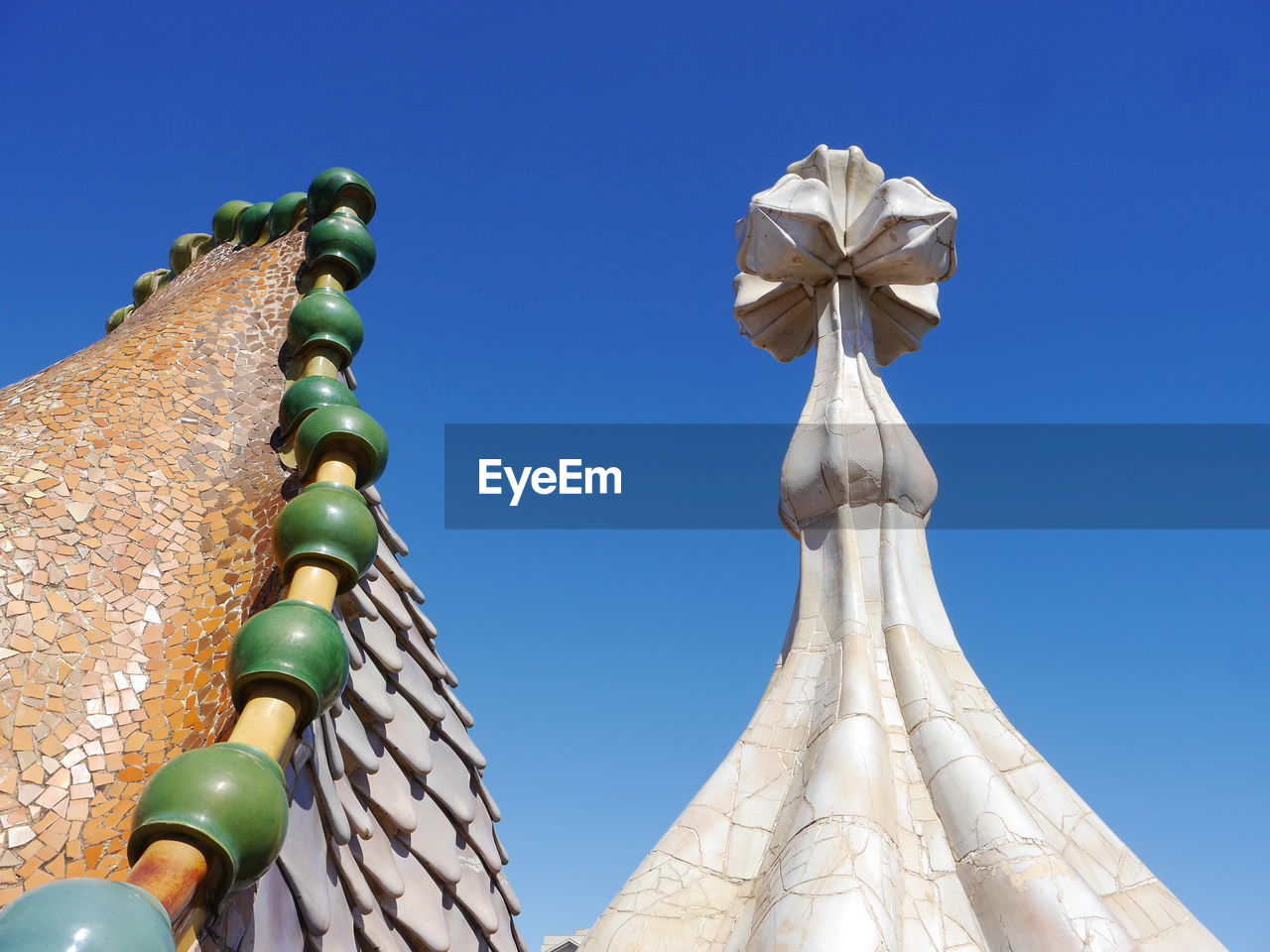 LOW ANGLE VIEW OF BUILT STRUCTURE AGAINST SKY