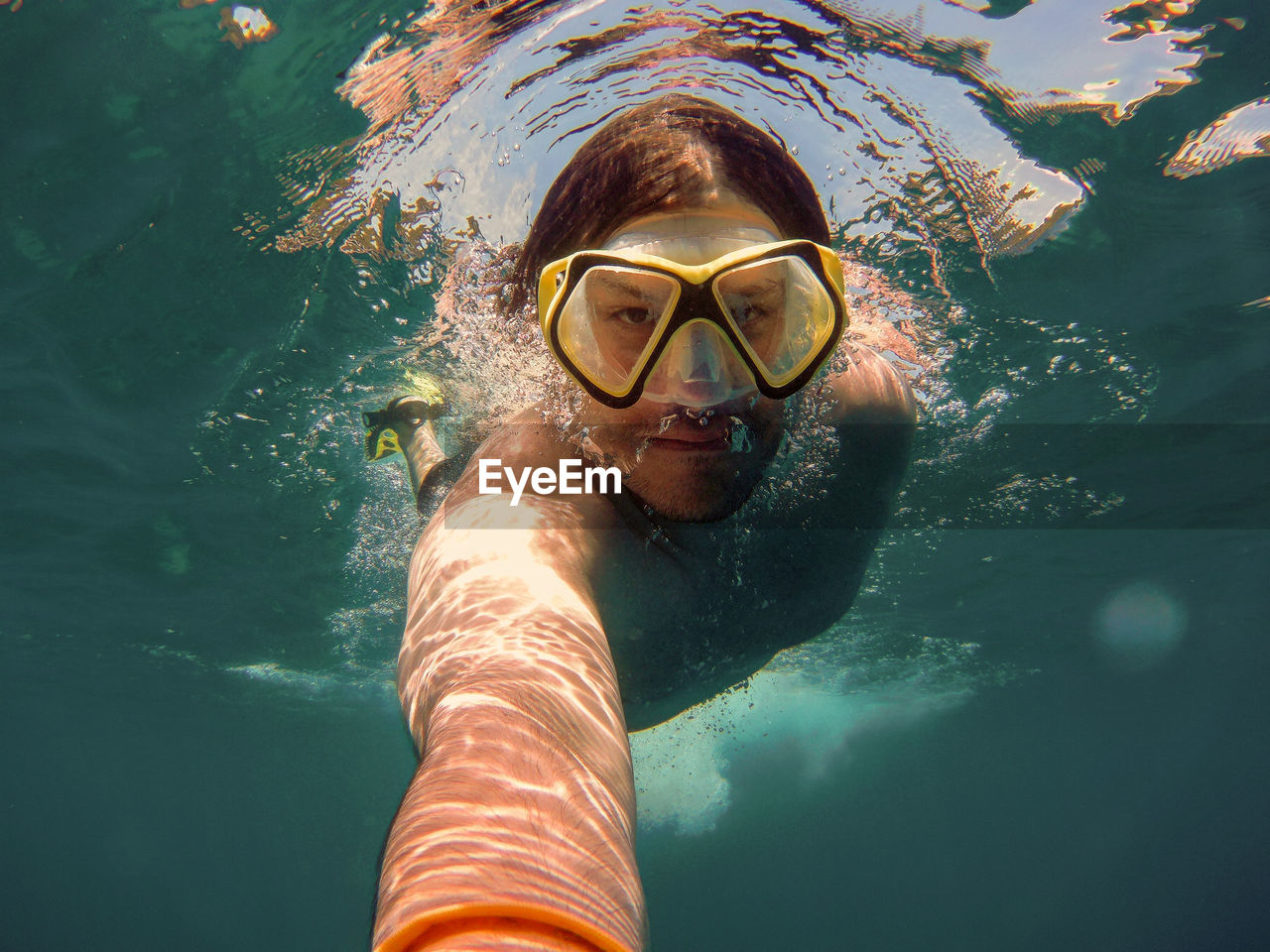 PORTRAIT OF WOMAN SWIMMING UNDERWATER