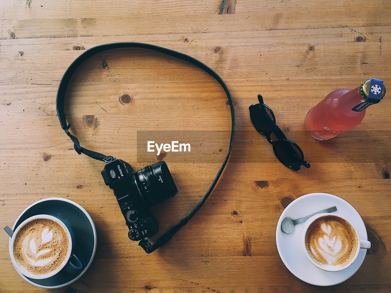 HIGH ANGLE VIEW OF COFFEE CUP ON TABLE AGAINST WALL