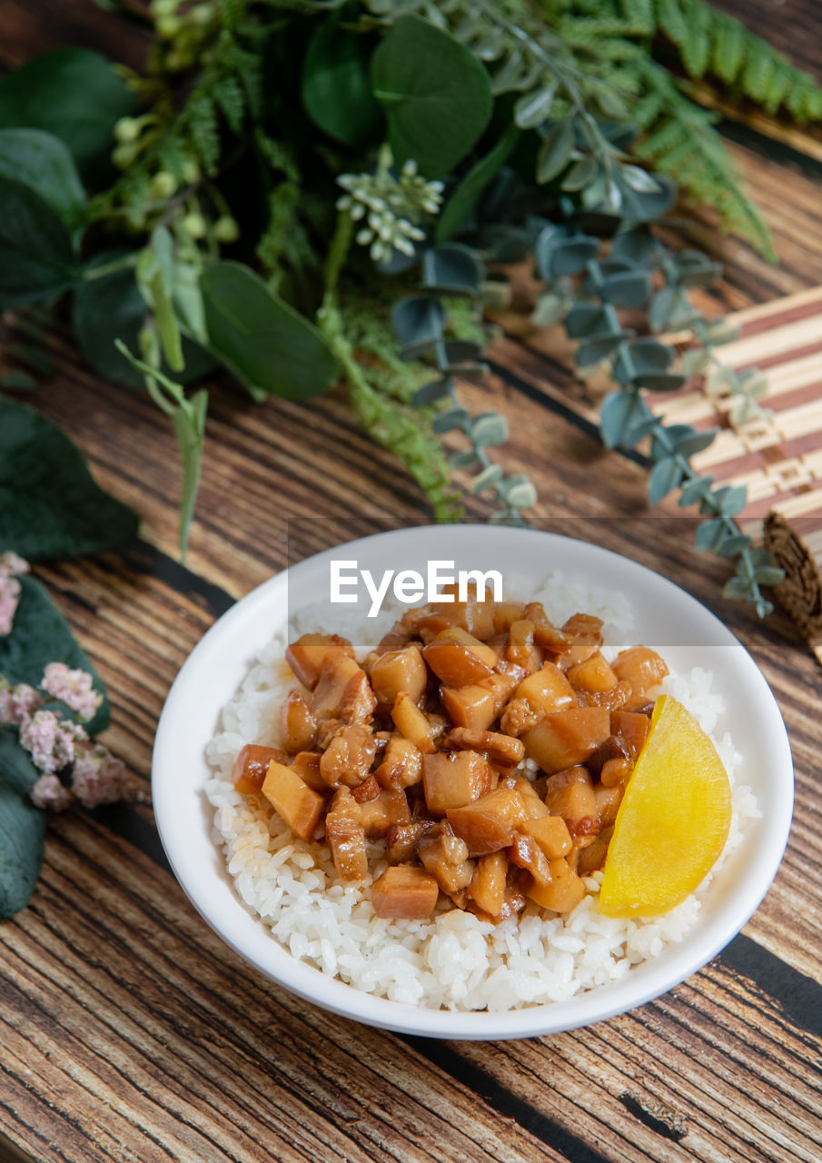 HIGH ANGLE VIEW OF MEAL SERVED IN PLATE