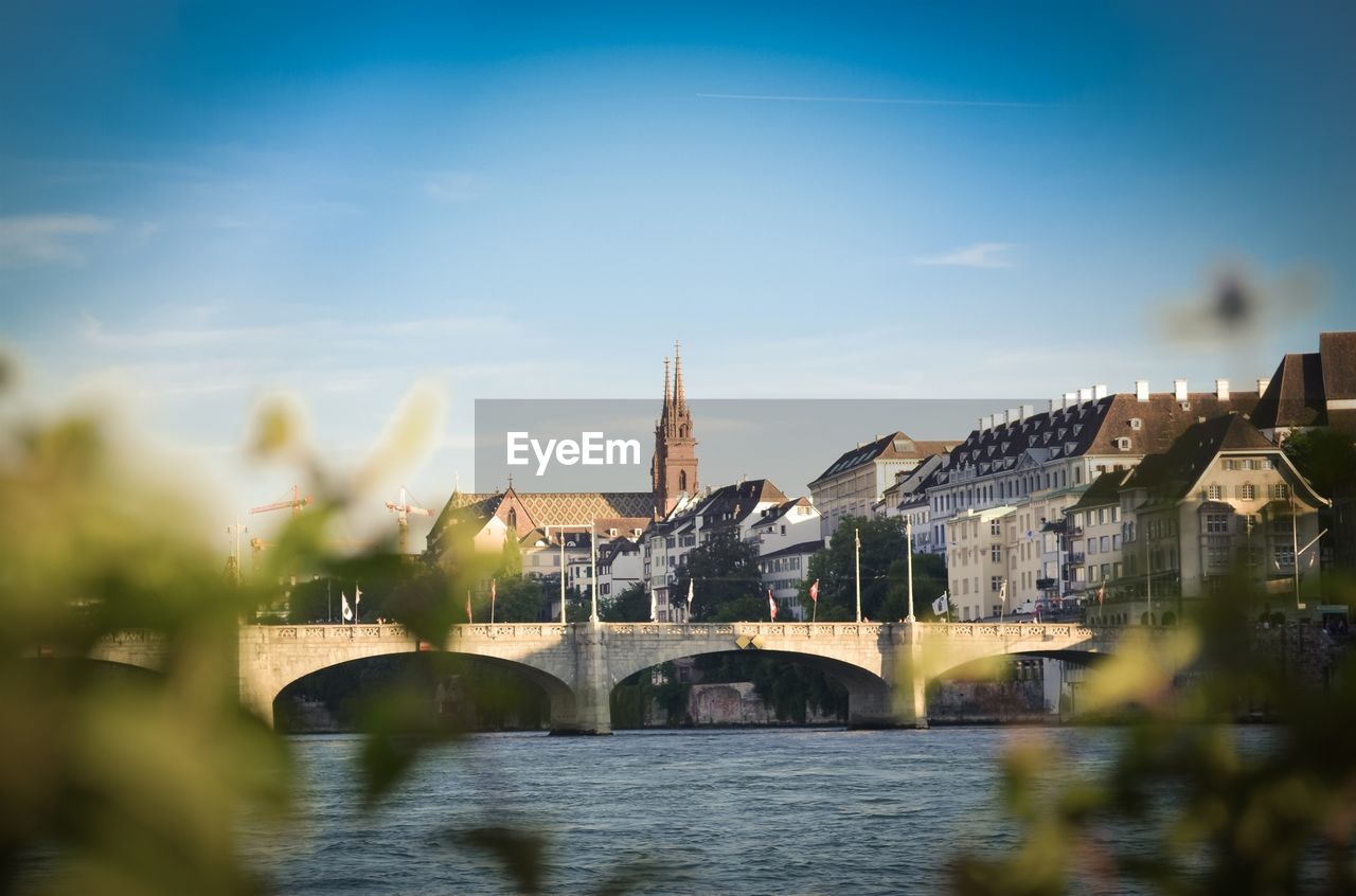 Mittlere bridge over river in city against sky