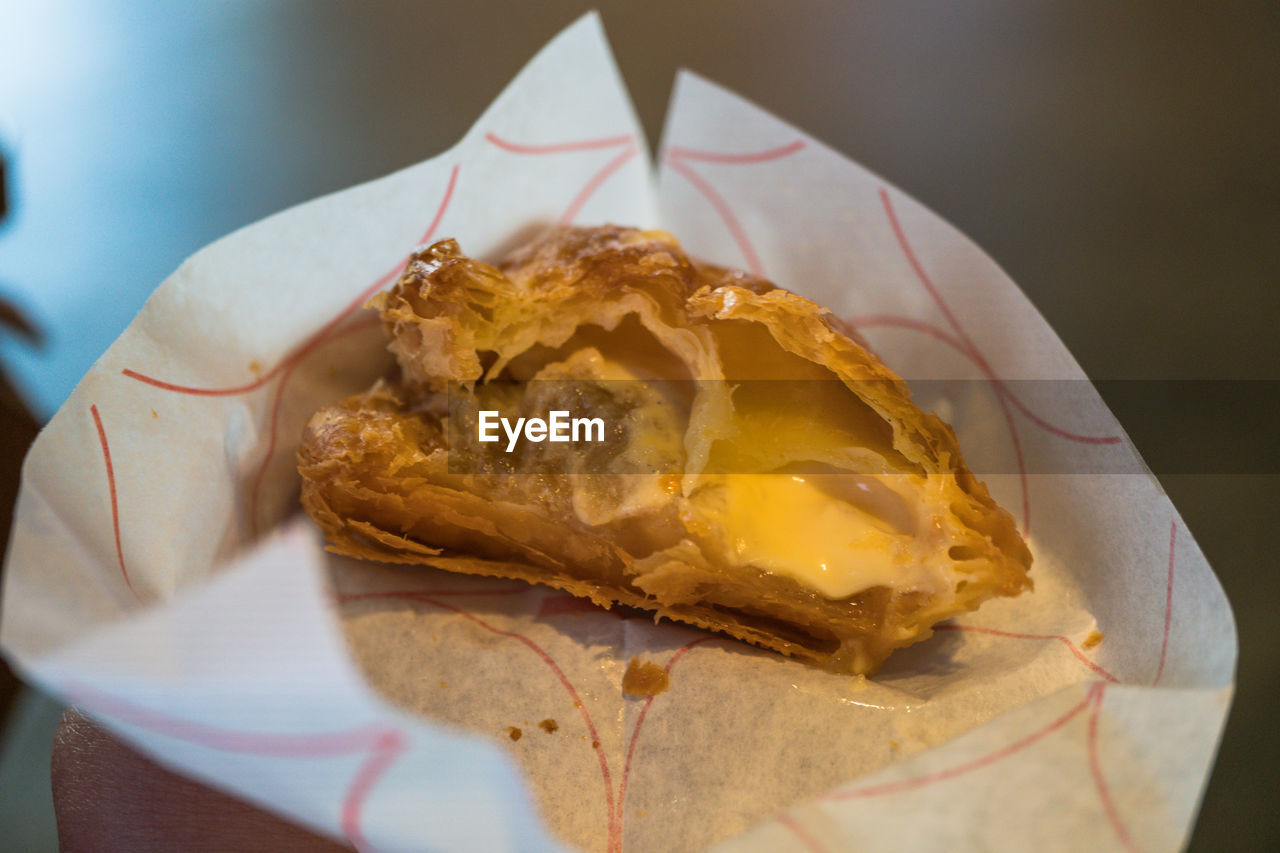 HIGH ANGLE VIEW OF ICE CREAM CONE ON PLATE