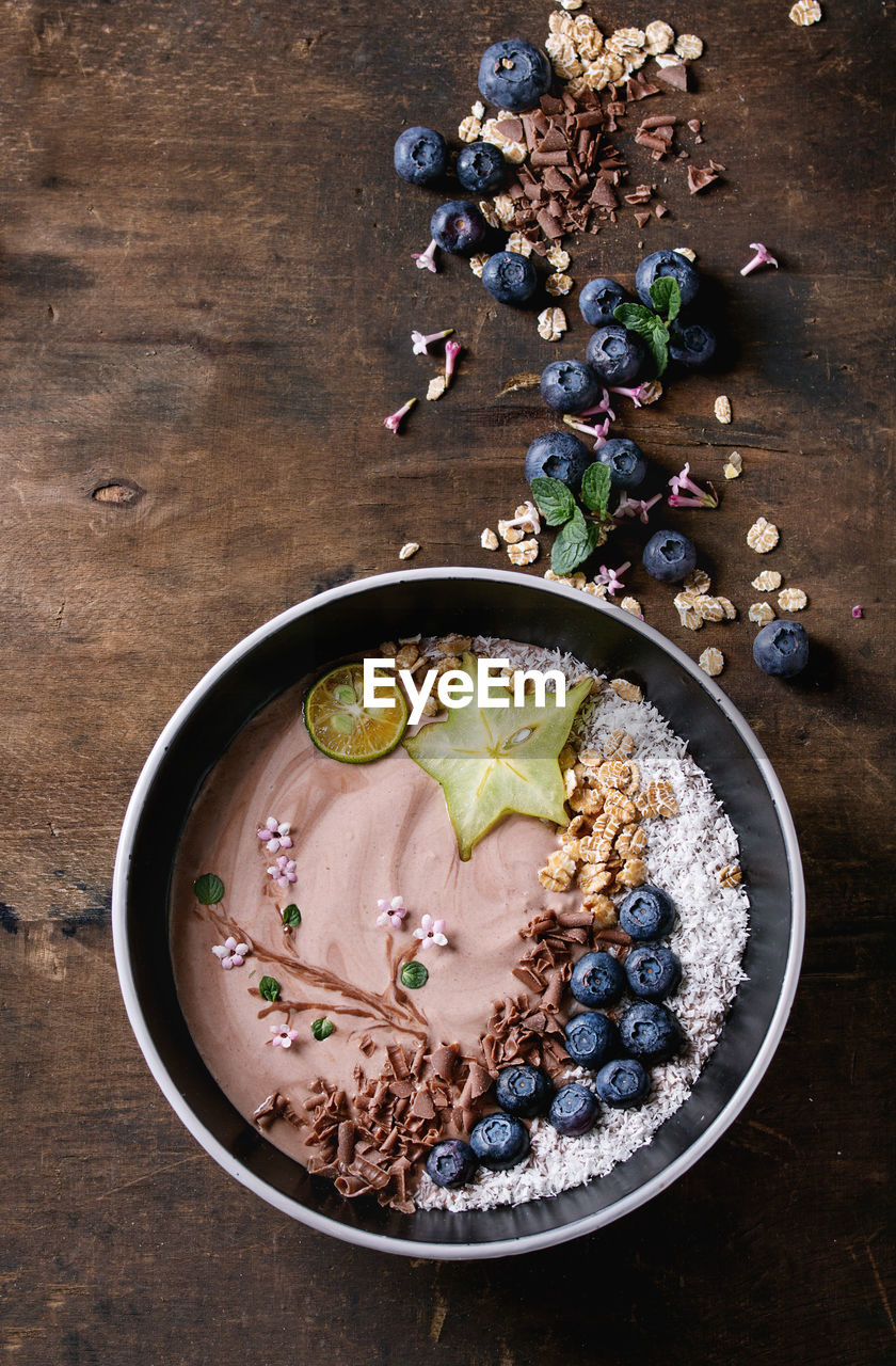 HIGH ANGLE VIEW OF FRUITS IN BOWL