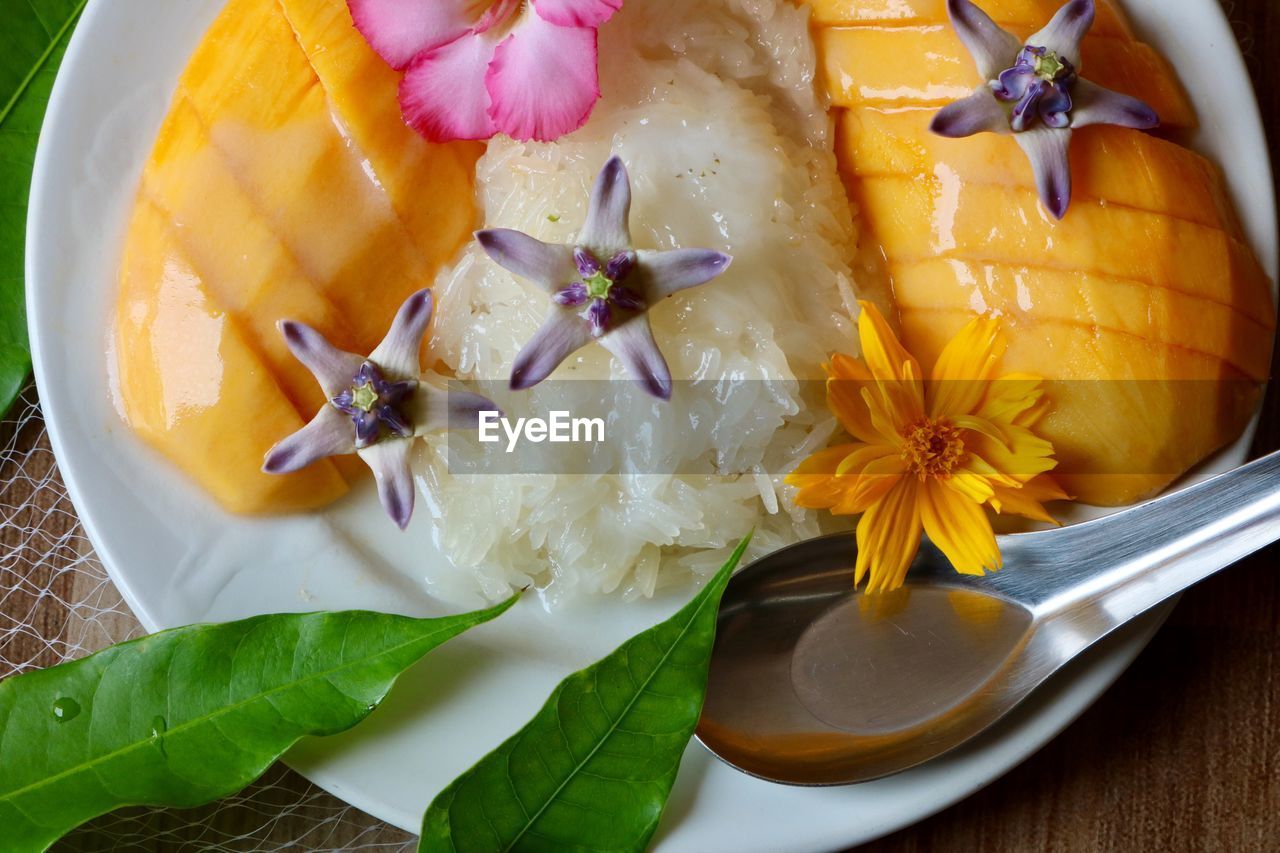HIGH ANGLE VIEW OF FRUIT SALAD IN BOWL