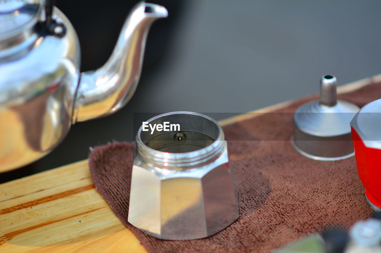 HIGH ANGLE VIEW OF DRINK IN GLASS JAR ON TABLE