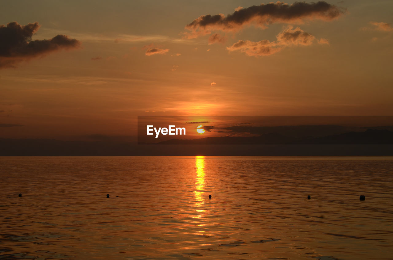 SCENIC VIEW OF SEA AGAINST SKY AT SUNSET