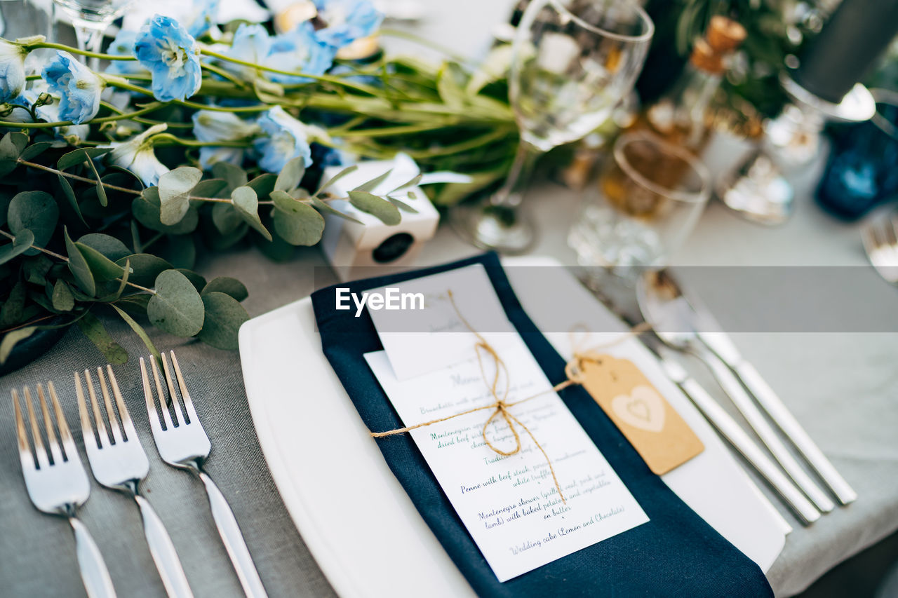 HIGH ANGLE VIEW OF GLASSES AND TABLE ON PLATE