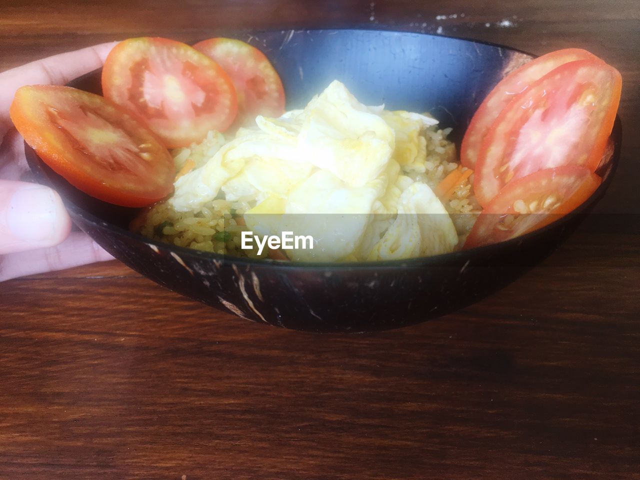 CLOSE-UP OF FRUIT SALAD IN BOWL