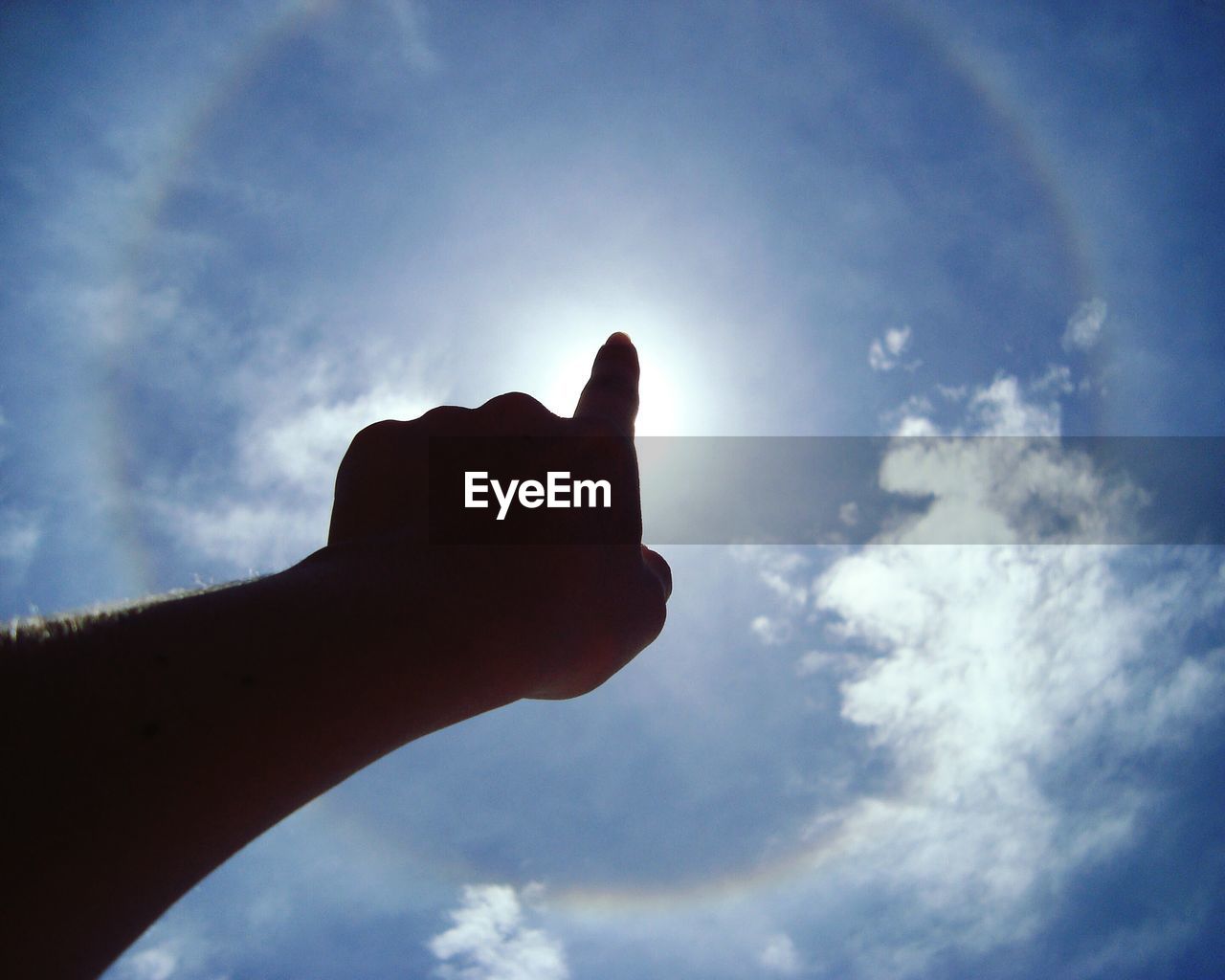 CLOSE-UP OF SILHOUETTE HAND AGAINST SKY