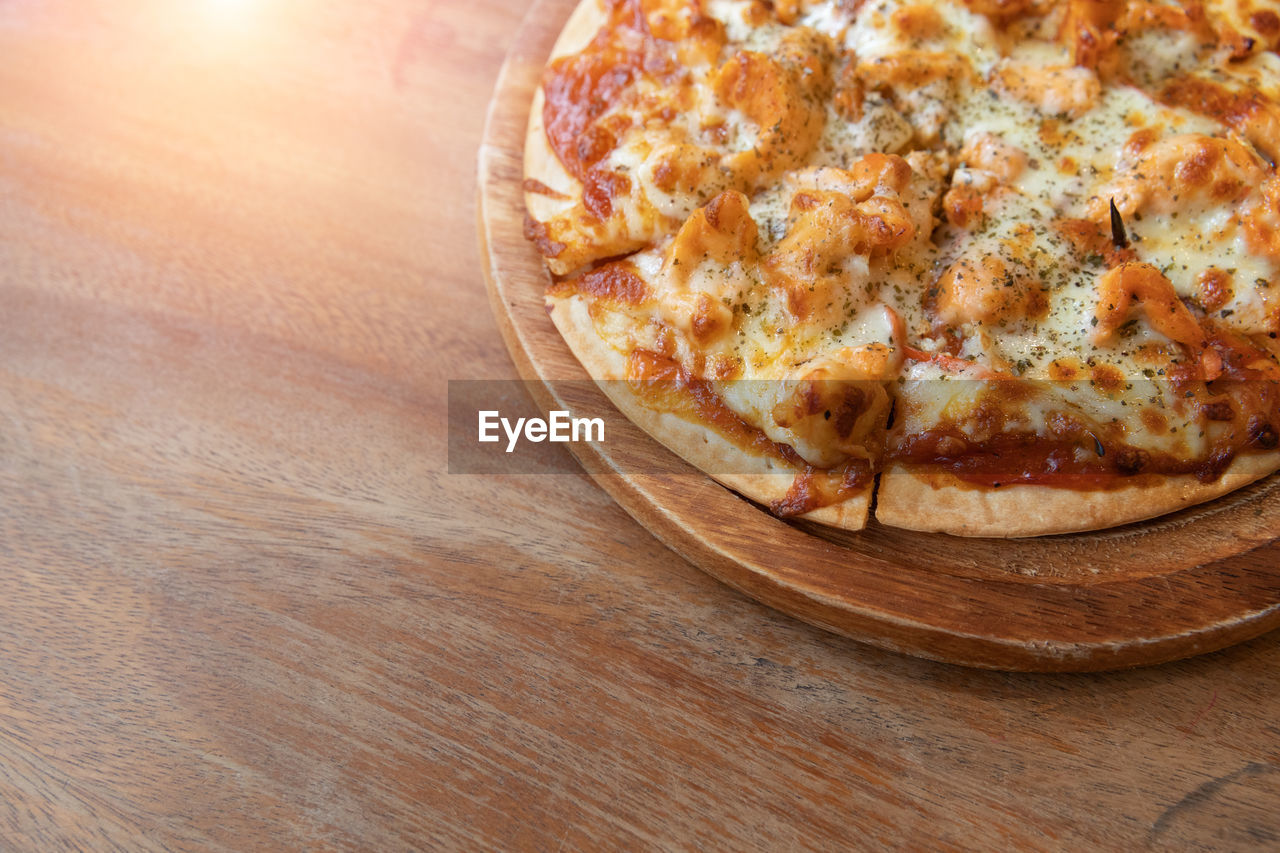 CLOSE-UP OF PIZZA ON TABLE