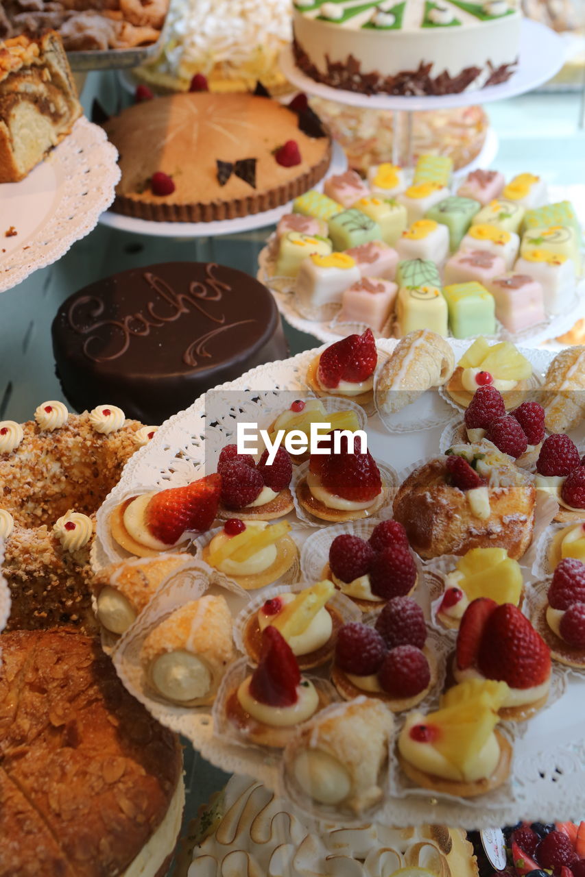 HIGH ANGLE VIEW OF CAKE WITH ICE CREAM WITH COOKIES