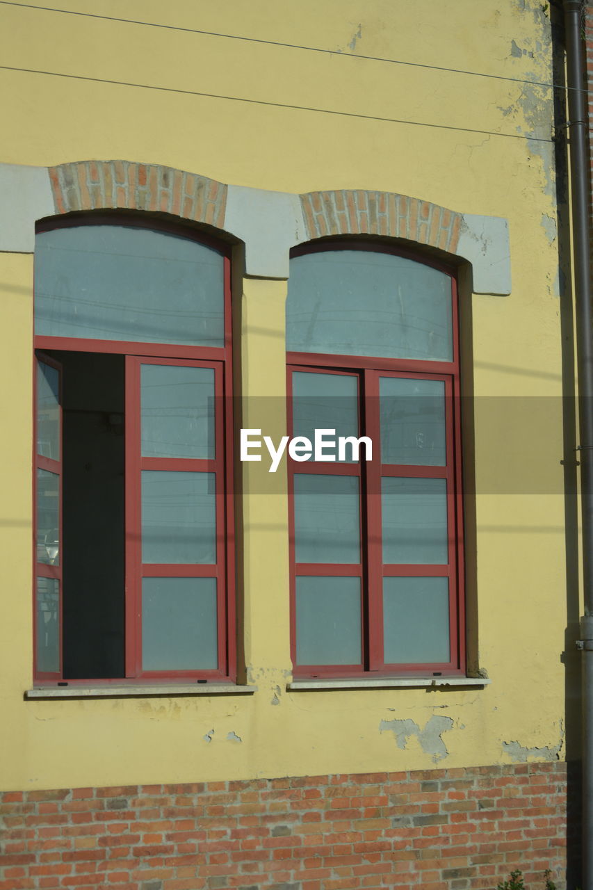 LOW ANGLE VIEW OF CLOSED WINDOW OF BUILDING