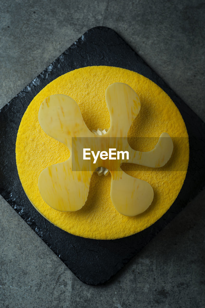 HIGH ANGLE VIEW OF YELLOW BREAD ON PLATE