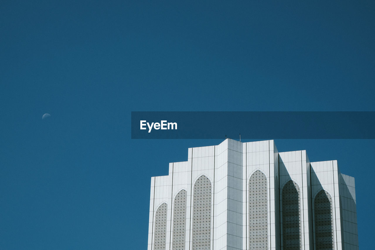 LOW ANGLE VIEW OF BUILDING AGAINST CLEAR BLUE SKY