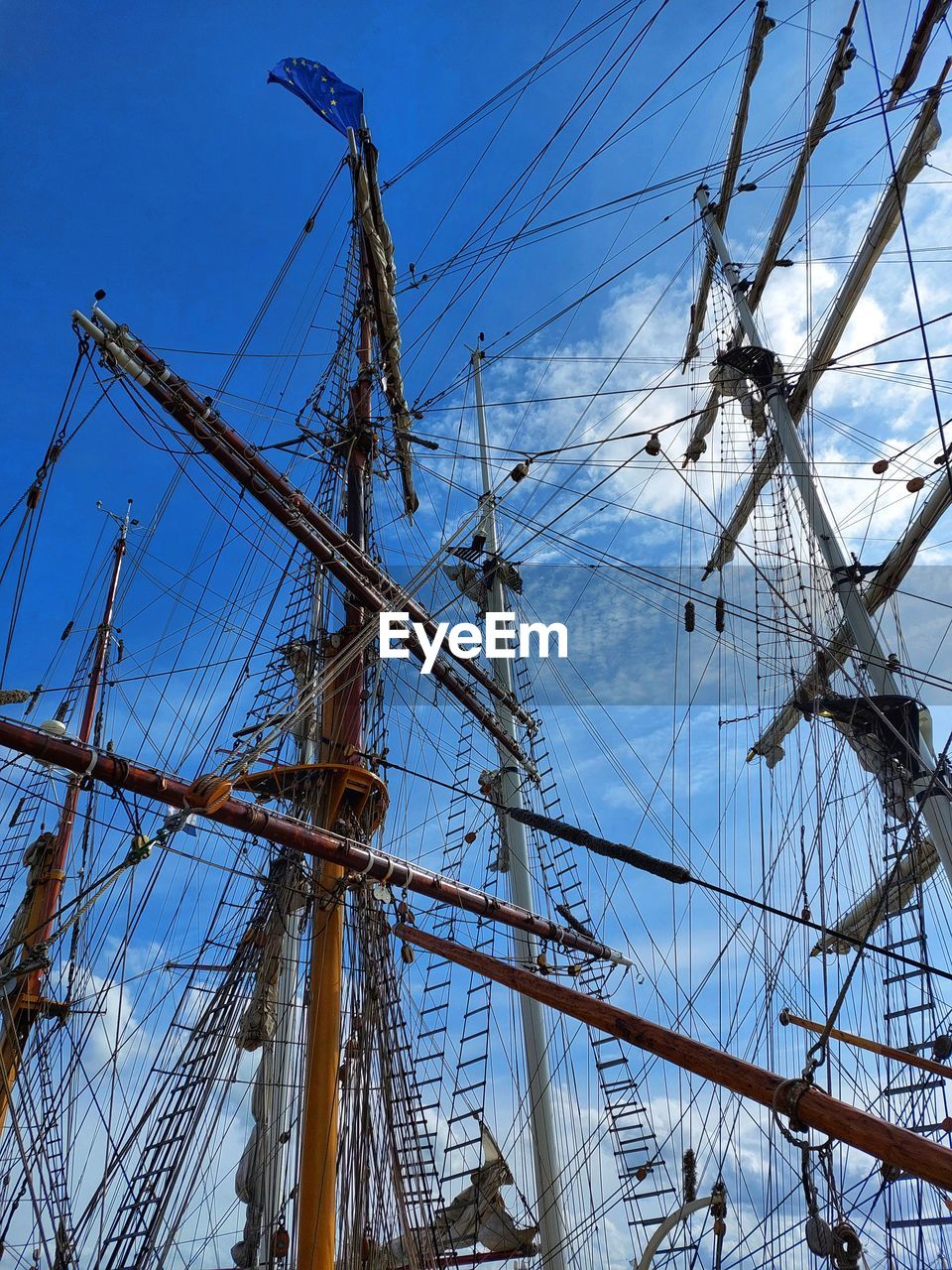 LOW ANGLE VIEW OF SAILBOAT AGAINST SKY DURING SUNSET