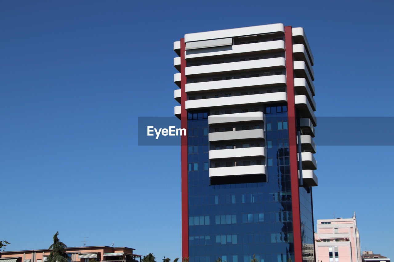 LOW ANGLE VIEW OF BUILDING AGAINST BLUE SKY