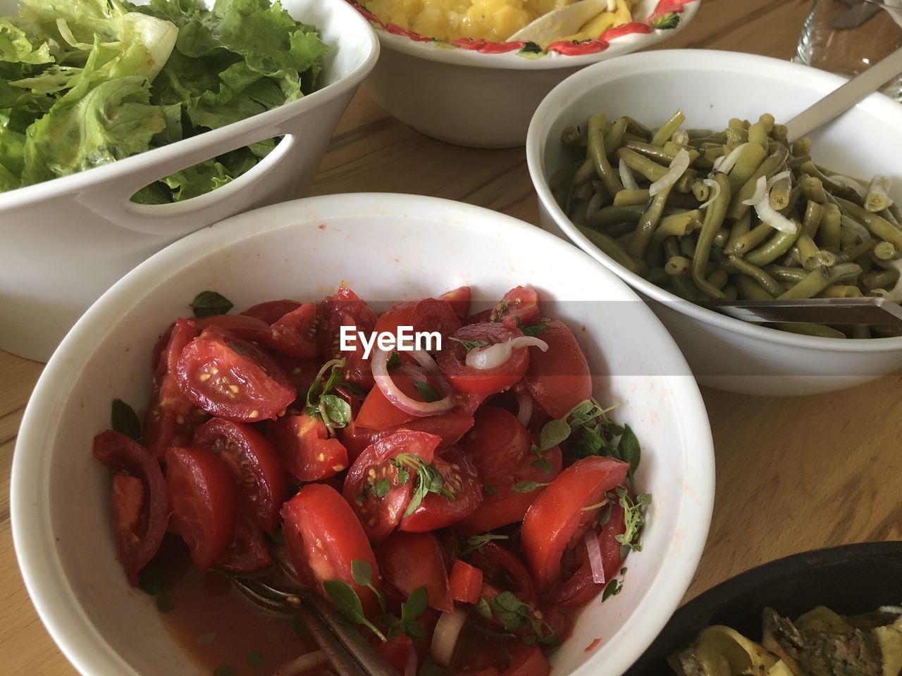 HIGH ANGLE VIEW OF SALAD IN BOWL ON TABLE