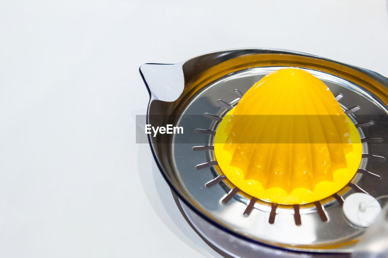 HIGH ANGLE VIEW OF DRINK IN CUP