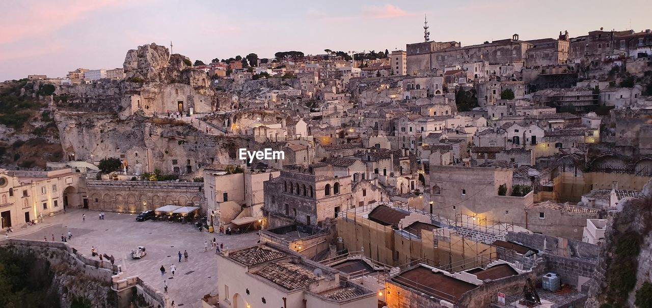 HIGH ANGLE VIEW OF OLD TOWN AGAINST SKY