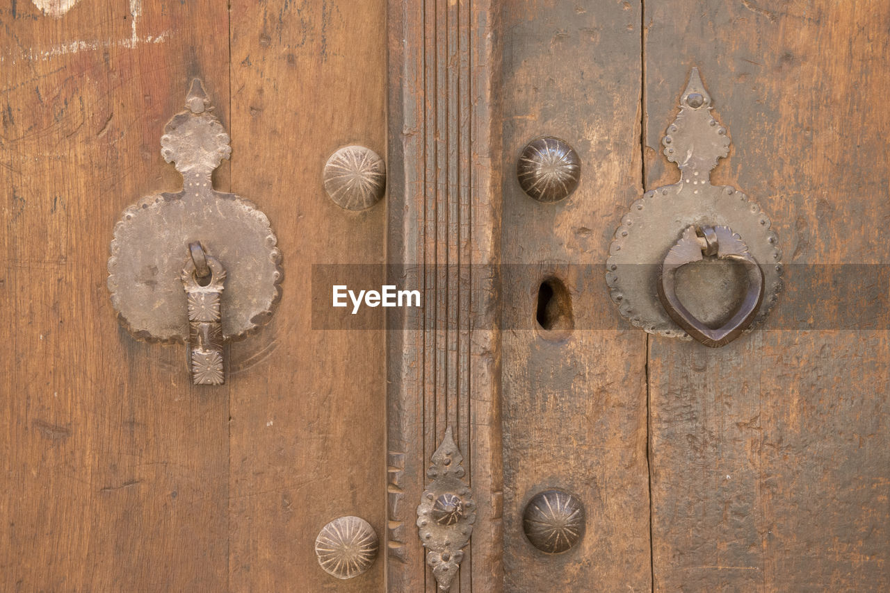 CLOSE-UP OF DOOR KNOCKER