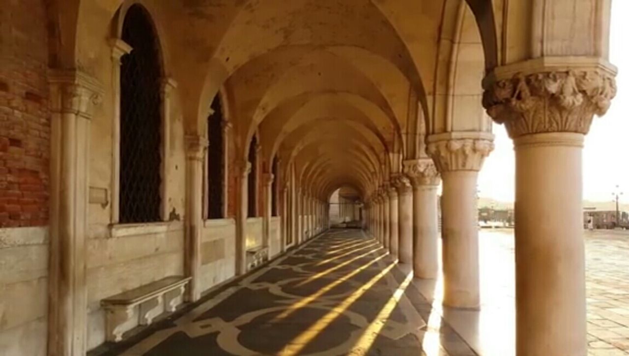 EMPTY CORRIDOR WITH COLUMNS