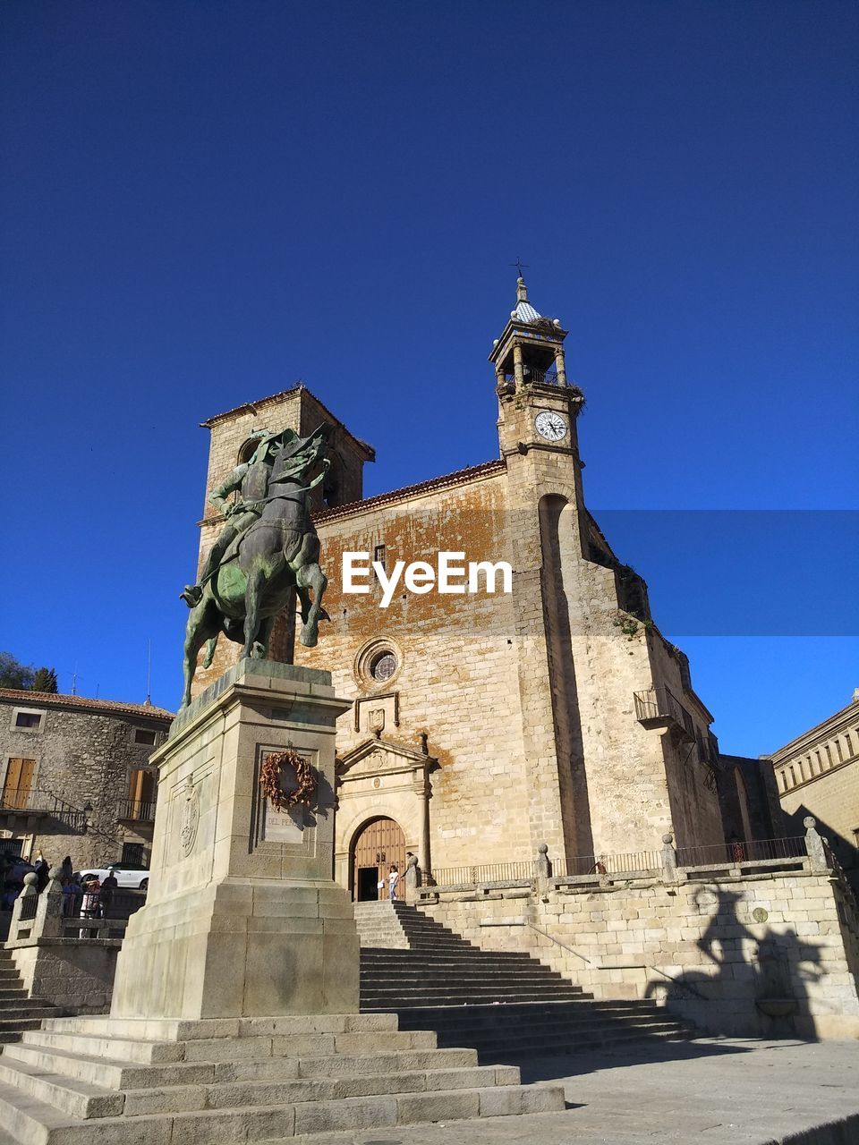 LOW ANGLE VIEW OF HISTORIC BUILDING AGAINST BLUE SKY