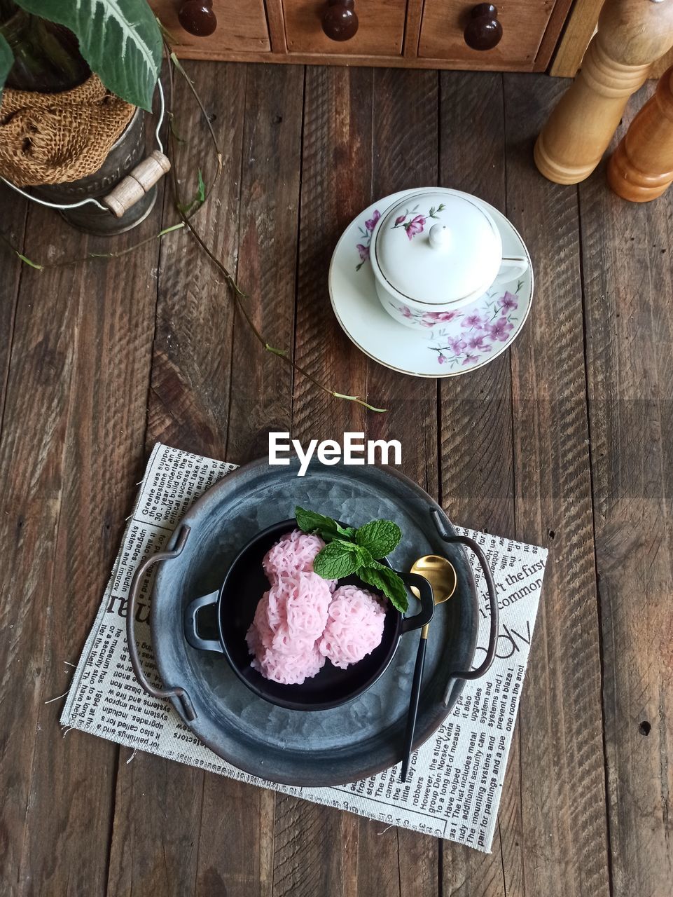 HIGH ANGLE VIEW OF BREAKFAST IN PLATE ON TABLE